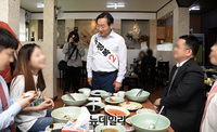 [포토] 점심시간 시민들과 만난 유정복