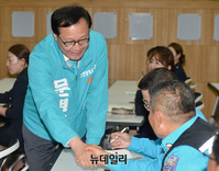 [포토] 악수 나누는 문병호 바른미래당 인천시장 후보