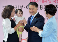 [포토] 아이 보고 미소 짓는 박능후 보건복지부 장관