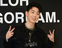 [포토] 블랙으로 멋을낸 가수 그레이