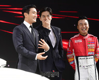 [포토] 신형 아우디 A8과 기념촬영하는 이진욱-최시원-유경욱