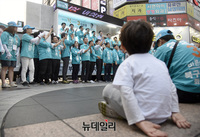 [포토] 바른미래당 선거 유세 바라보는 아이