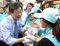 [포토] 부산 찾아 악수 나누는 유승민