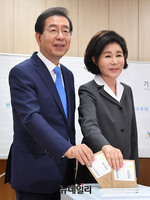 [포토] 사전투표 하는 박원순 서울시장 후보 내외