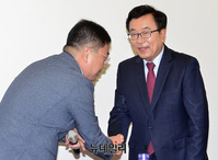 [포토] 악수 나누는 서병수 자유한국당 부산시장 후보