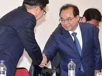 [포토] 부산시장 토론회, 악수 나누는 서병수-오거돈