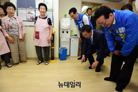 [포토] 큰절하는 박원순 서울시장 후보