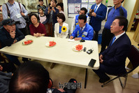 [포토] 어른신들과 간담회 갖는 박원순 서울시장 후보