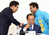 [포토] 부산시장 토론회, 악수 나누는 서병수-이성권