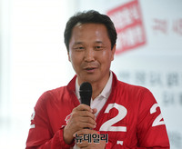 [포토] 사무실 찾은 시민들에게 인사말하는 이양호 후보