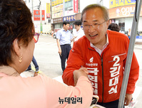 [포토] 악수 나누는 김대식 자유한국당 후보