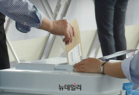 [포토] 소중한 한표 행사하는 시민들