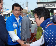 [포토] 지지자들과 인사나누는 이시종 후보