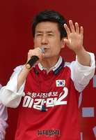 [포토] 번개시장서 지지호소하는 이강덕 포항시장 후보