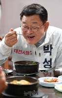 [포토] 전통시장서 아침식사하는 박성효 대전시장 후보