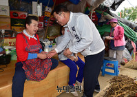 [포토] 대전 중앙시장 찾은 박성효 시장 후보