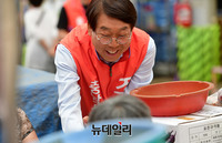 [포토] 천안중앙시장 찾은 조삼래 교육감 후보