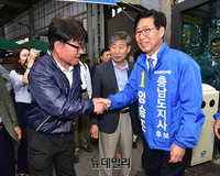 [포토] 시민들과 악수나누는 양승조 후보