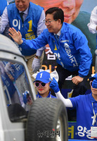 [포토] 천안서 유세 이어가는 양승조 후보