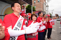[포토] 율동하는 정창수 강원지사 후보