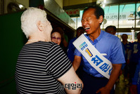 [포토] 주민들과 인사하는 최문순 강원지사 후보