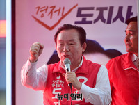 [포토] 유세차량에 올라 지지호소하는 이인제 후보