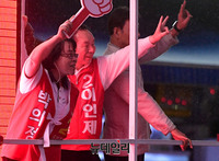 [포토] 이인제, 비 와도 멈출수 없는 선거운동