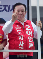 [포토] 유세차량에 오른 이인제 후보