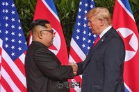 [포토] 악수 나누는 트럼프 대통령과 김정은