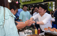 [포토] 명동 상인들과 인사 나누는 안철수 후보