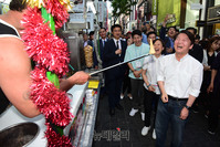 [포토] 아이스크림 장난에 활짝 웃는 안철수 후보 내외