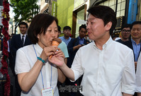 [포토] 아이스크림 나눠먹는 안철수 후보 내외