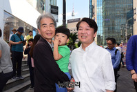 [포토] 시민들과 사진찍는 안철수 후보