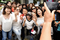 [포토] 평택 시민들과 기념 촬영하는 남경필