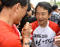 [포토] 평택 시민들과 하이파이브 하는 남경필