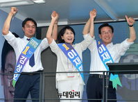 [포토] 김상호 하남시장 후보와 만세 하는 이재명 내외