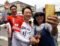 [포토] 지지자와 기념 촬영하는 남경필-석호현