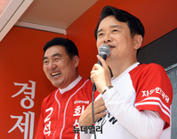 [포토] 경기 화성 찾아 지지 호소하는 남경필