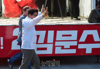 [포토] 대한문 유세장 입장하는 김문수 서울시장 후보