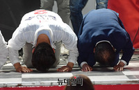 [포토] 대한문 총력유세서 큰절 올리는 '홍준표-김문수'