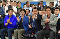 [포토] 출구조사 발표에 환호하는 박원순 후보 캠프