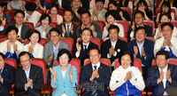 [포토] 출구조사 발표, 환호하는 더불어민주당