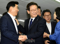 [포토] 출구조사 발표 후 악수 하는 이재명