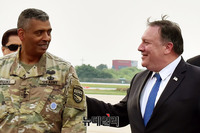 [포토] 오산 미군기지 도착한 마이크 폼페이오 美국방장관