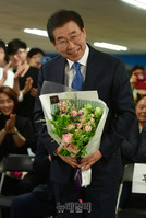 [포토] 축하꽃다발 든 박원순 서울시장 후보