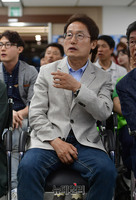 [포토] 개표방송 지켜보는 조희연 서울교육감 후보