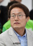 [포토] 개표방송 보는 조희연 서울교육감 후보