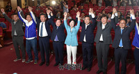 [포토] 지방선거 승리에 만세 외치는 더불어민주당