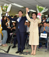 [포토] 축하 꽃다발 든 박원순-강난희