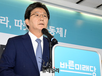 [포토] 공동대표 사퇴, 질문에 답하는 유승민